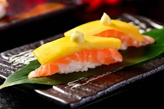 芒果三文鱼寿司图片