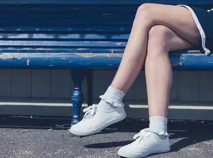 壹邦健康知识:跷二郎腿危害那么大,吓得我赶紧放下腿!