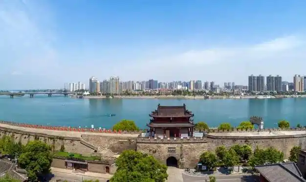 早约06:30在阜阳指定地点集合出发 ,乘车前往襄阳 ,游览具有"铁打的