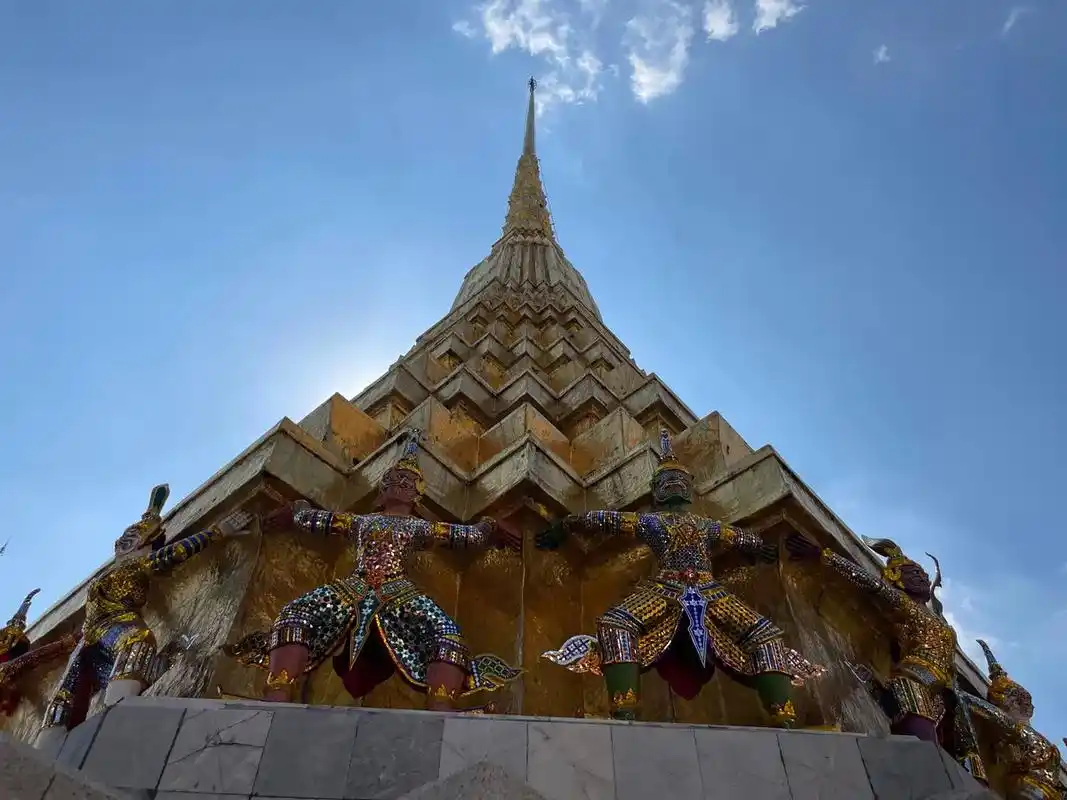神秘辉煌的曼谷玉佛寺 曼谷玉佛寺是泰国最著名的佛寺,是由殿堂 - 抖