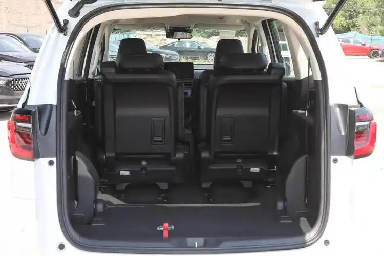 车宽让本田奥德赛的车内拥有宽敞的乘坐空间,而它的座椅表面没有打孔