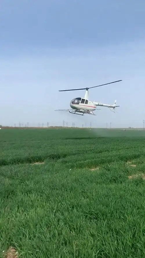 直升机喷洒农药