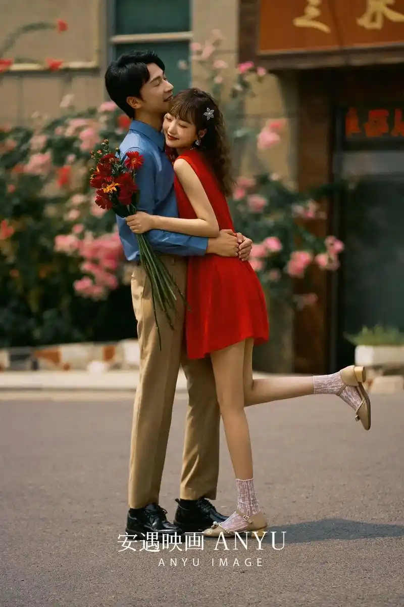 复古风街拍婚纱照.熟悉的街道拉回旧时光 好像一下子穿越到80 - 抖音