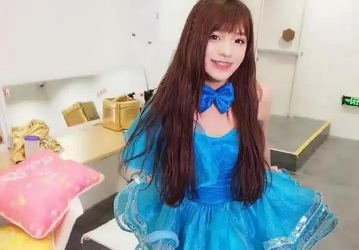 无臂女孩"意外走红,用脚活出了坚强人生,网友:我养你