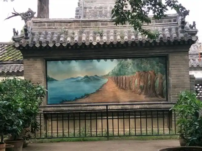 孔府后花园的这幅壁画,称作"金光大道",壁画上有一条路,你无论从