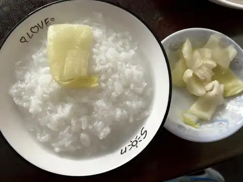 白粥配咸菜