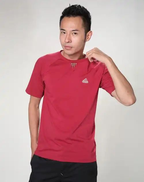 男子深红色短袖t恤