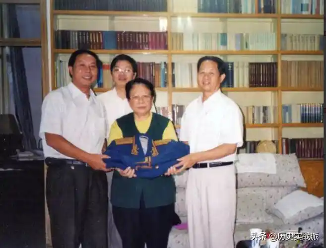 1985年,杨得志在北京探望病重的萧华,杨得志:小平同志很牵挂你_王新兰