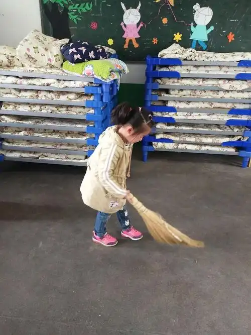 孙佳琪小朋友:我会扫地.