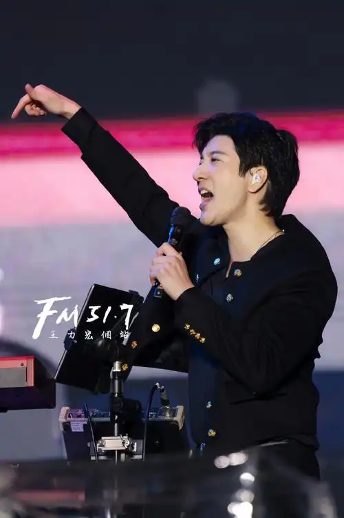 恰好打在你身上一瞬間 我也分不清是舞台的燈光 還是你的光@王力宏
