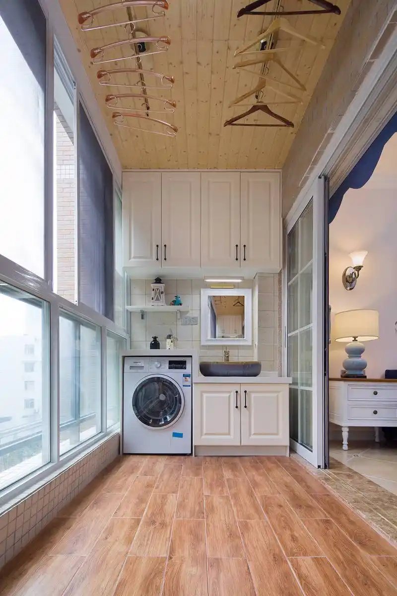 120平三居室美式田园风格阳台杉木板吊顶装修效果图