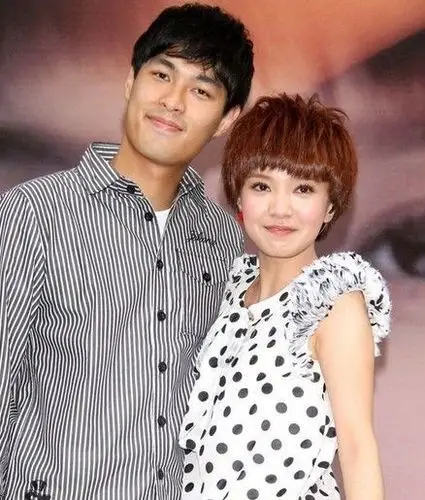 郭采洁挑厨房瓷砖 疑与男友杨佑宁好事将近(图)