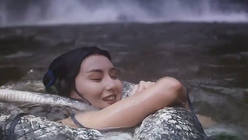 青蛇在水中玩的是法海的尾巴,时隔多年才知道怎么回事-动物视频-搜狐