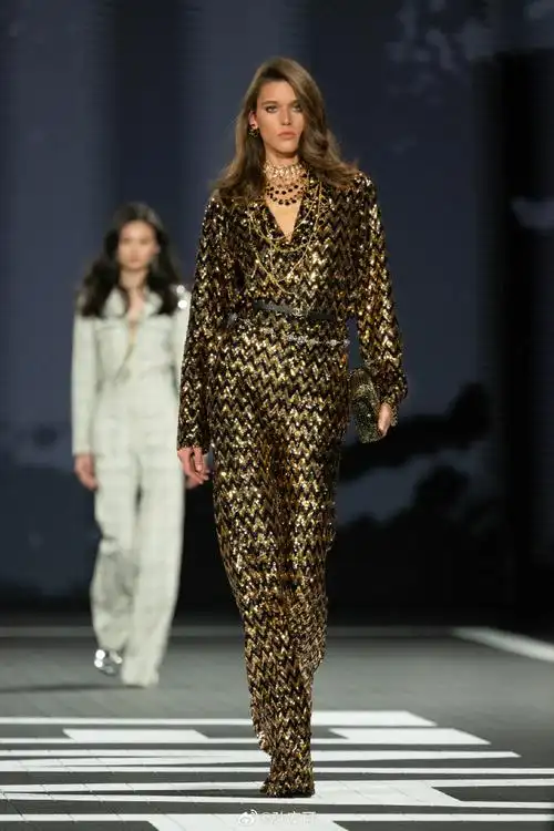 活力与优雅共存的2023/24#香奈儿早春度假系列#发布会