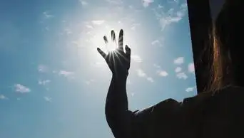 4k实拍女生抚摸阳光指尖透光唯美意境