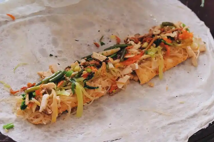 浙江省天台县美食饺饼筒每年过年都会吃饺饼筒家家户户的冰箱里都是待