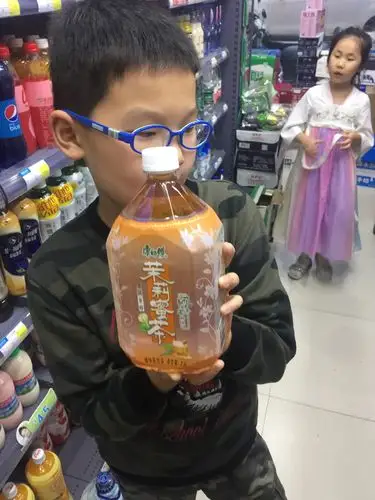 一升等于1000毫升.我们常见到的有一升的饮料,矿泉水!