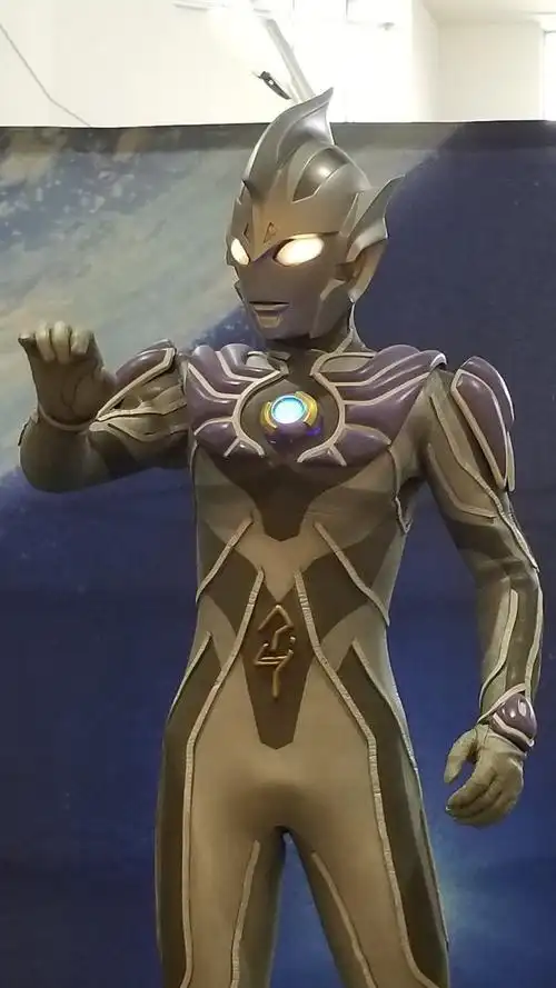 雷杰多奥特曼线下皮套实物 颜值略吃角度 皮套演员的腰过于完美_腾讯