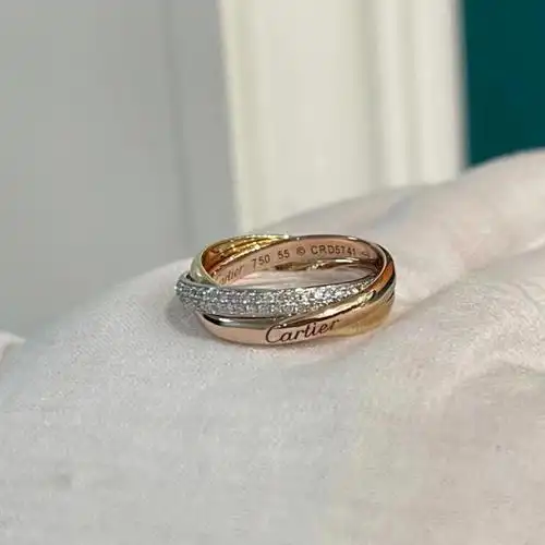 卡地亚 三环戒指957878又一款经典钻戒 人手一枚[奸笑]环抱镶嵌