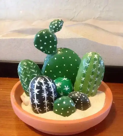 几块鹅卵石,简单画几笔再拼一拼,做出的仙人掌摆件,网友都想学