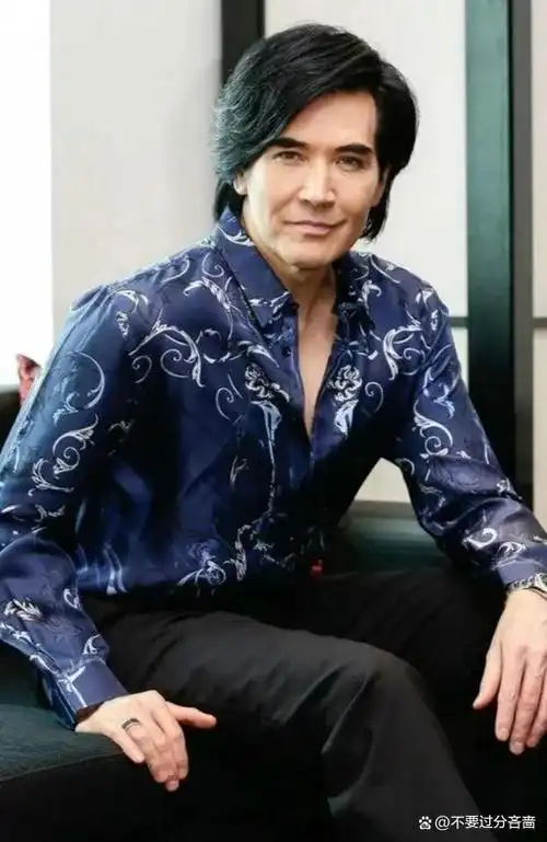 老了老了还秀了一把腹肌,费翔妥协了