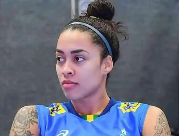 进入东京奥运周期,巴西女排出现了青黄不接的现象,随着谢拉,法比亚娜