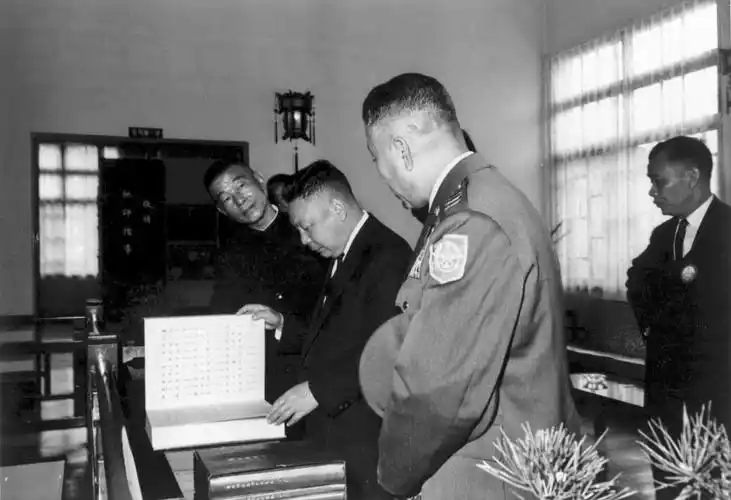 谁是蒋经国:意外的国度如何有了意外的民主?(转载)