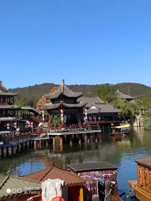 这个明清宫苑非常大,风景美,建筑漂亮.我敢上这里在拍古装宫庭剧.