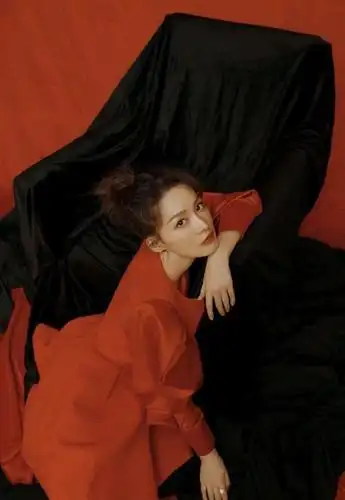 李沁一身红灯笼袖连衣裙,搭配复古皮手套亮相跨年晚会,优雅大方