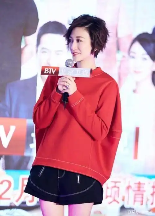 李小冉身穿红色背心配短裤,青春活力尽显,发型暴露了她的年龄