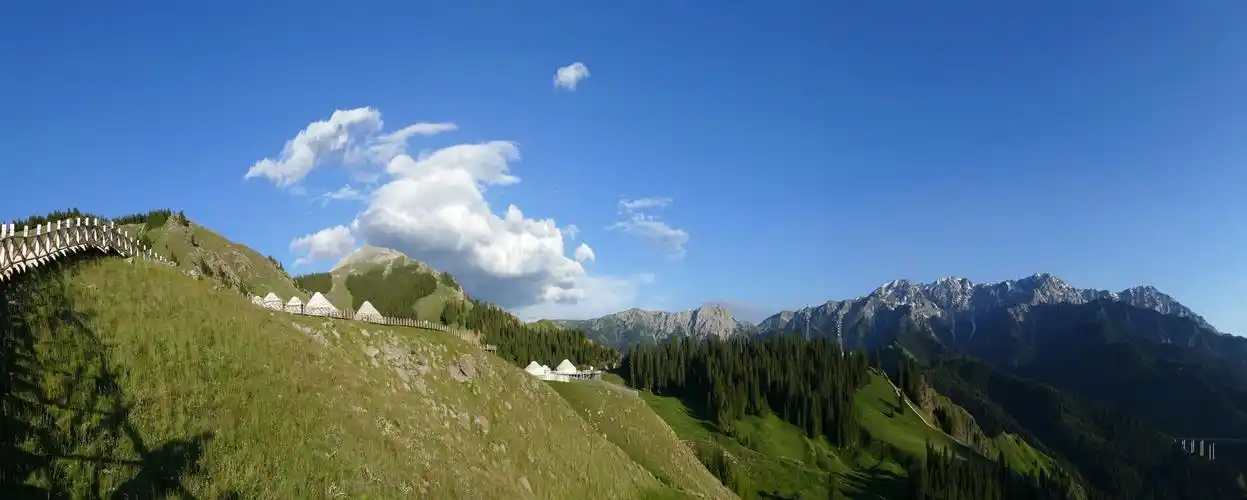 伊犁第一景--果子沟 果子沟是新疆西部最美的山谷,沟内峰峦耸立,峡谷