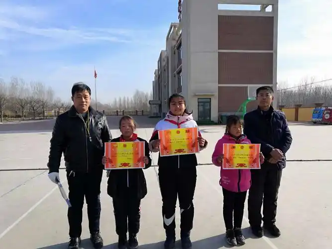 笑迎元旦 情播冬日——育英小学举行庆元旦冬季拔河比赛