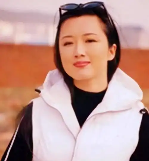 回顾"铁打的侯勇流水的妻":房子越换越大,老婆越换越小?