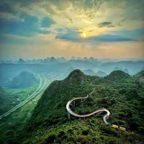 阳朔如意峰索道景区定位于打造桂林首个山顶空中公园,通过景区索道