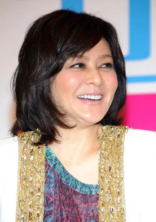 关之琳油光满面现身捞金50高龄戴美瞳难掩老态