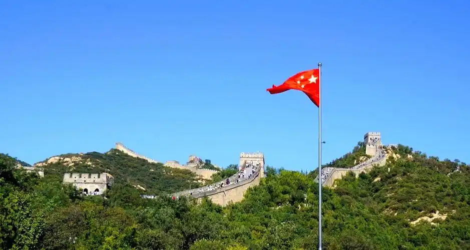 长城脚下的国旗