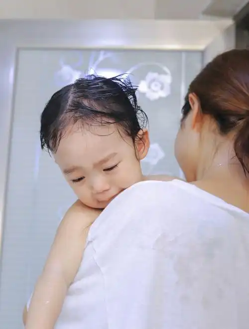 哭都超可爱的小孩04