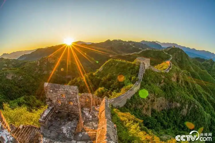 河北金山岭长城迎日出