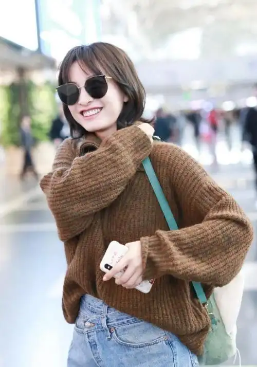 吴昕终于开窍了,穿卡其色针织衫搭配"卷边裤",减龄又时尚