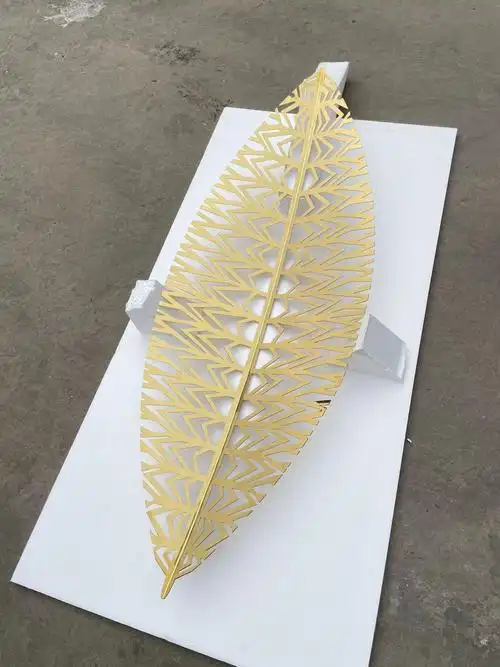 不锈钢树叶造型雕塑需要锻造制作,喷漆彩绘出树叶颜色,放置在室内比较