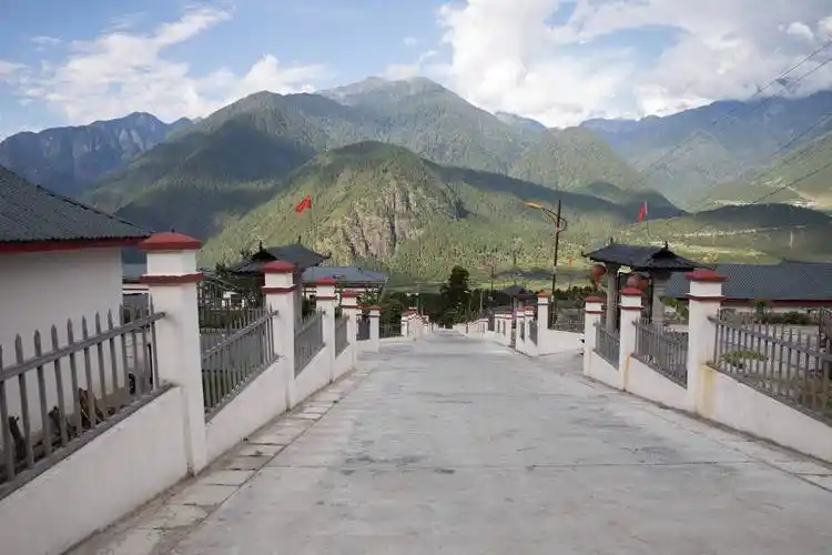 西藏自治区林芝市察隅县下察隅镇京都村新修的道路(7月22日摄).