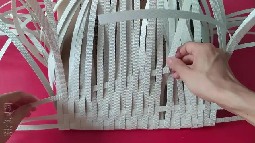居家必备收纳筐,打包带编脏衣篮侧边,需要边编织边收紧,4k作品_哔哩