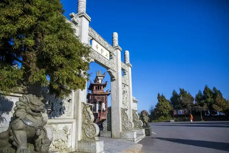 我们常说的"寿比南山"的南山正是衡山,因此香火旺盛也是南岳区别于