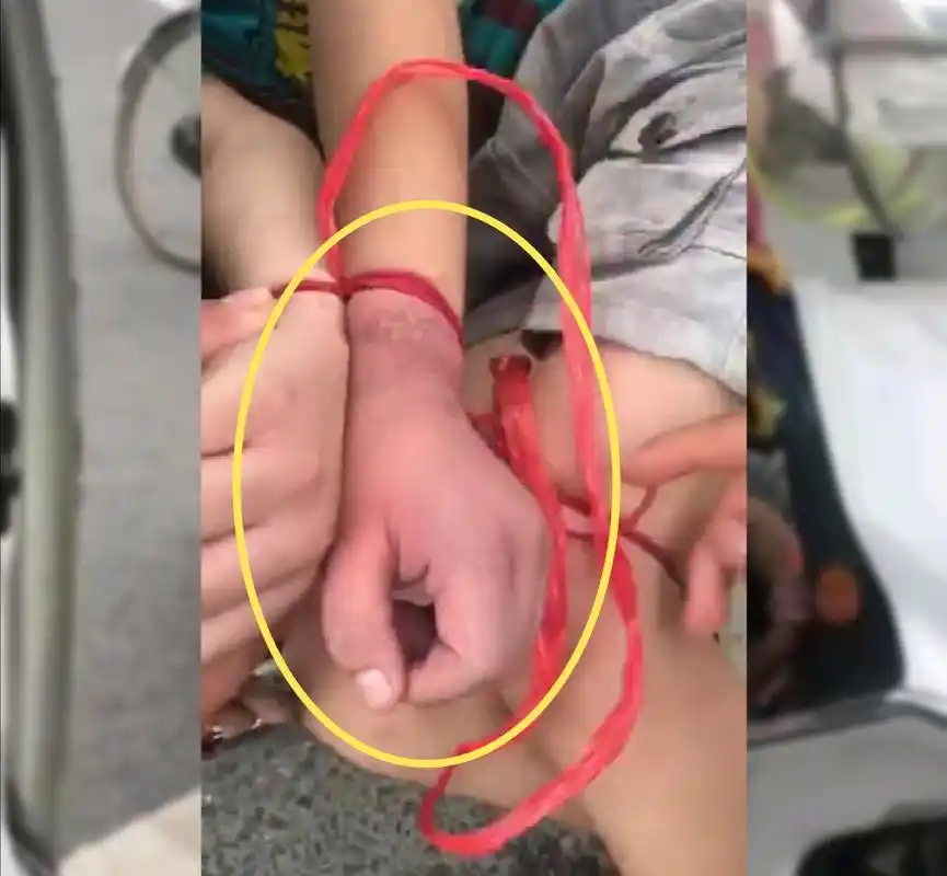 女子将9岁儿子绑住手脚塞在电动车座下方,孩子手发紫,胳膊出血_绳子