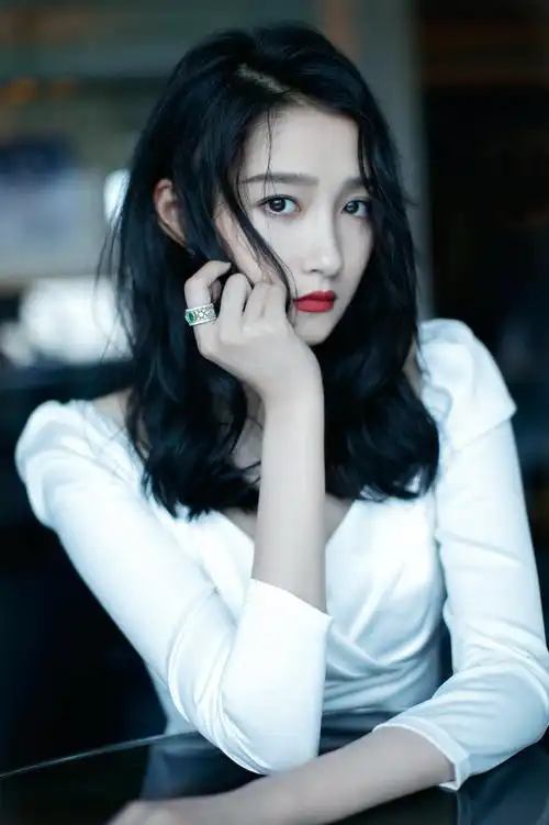 【关晓彤】关晓彤为男友挑染发色,被祖母绿钻戒抢镜,多次出现莫非是