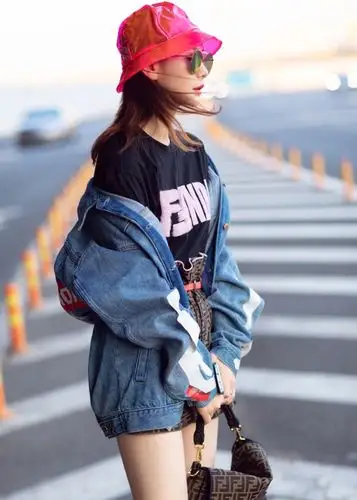 戚薇 牛仔外套马丁靴,搭配玫红pvc渔夫帽,酷帅有型.
