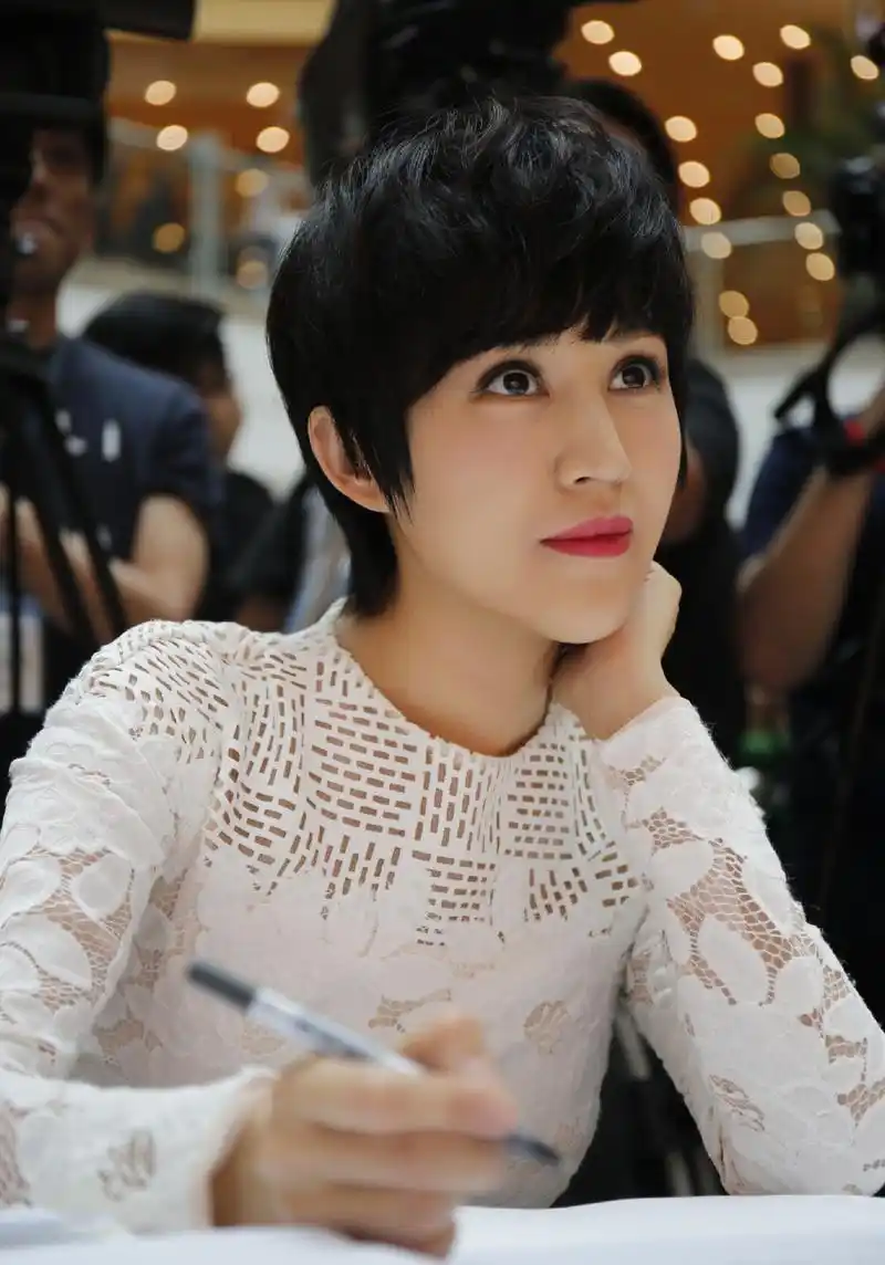 42岁鲍蕾换发型了,一款短发造型减龄10岁不止,宛如22岁少女模样