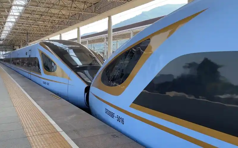 cr400bf重联列车进站