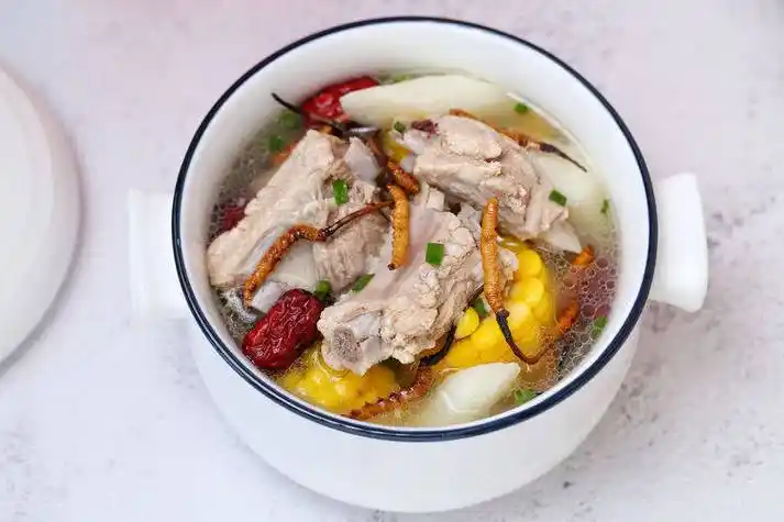 【冬虫草山药玉米排骨汤】所需食材:排骨600克 玉米1根 铁棍山药200克