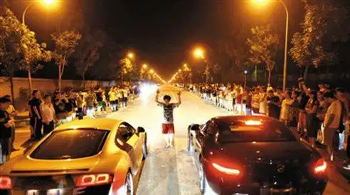 富二代深夜带孕妻飙车 时速140公里